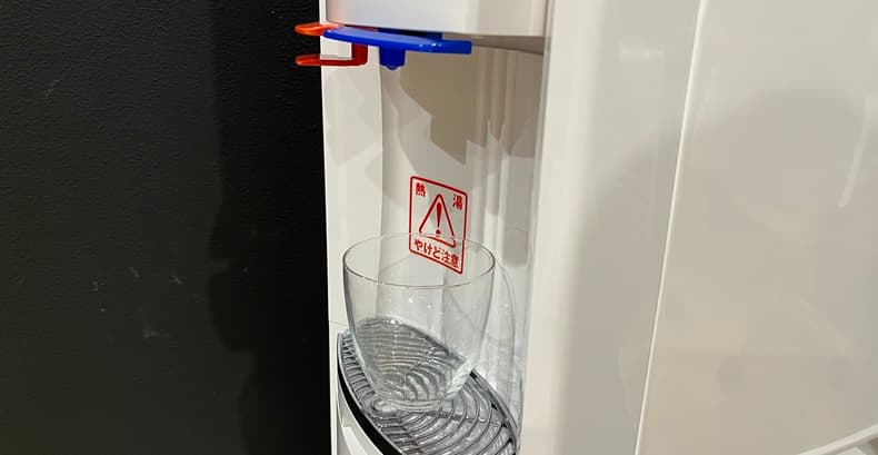 水受け皿はコンパクトだが、口の丸い容器は十分置けるサイズ感!