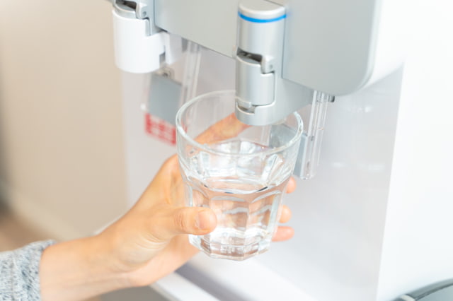 一人暮らしなら宅配水と浄水型どっちがいい?